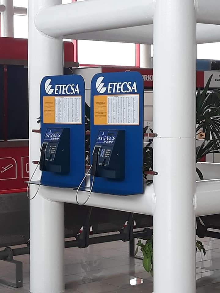 AilemaAbad's tweet photo. Nueva imagen de las públicas en la Terminal 3 del Aeropuerto José Martí ✈️ @EcasaHabana solo posible con la entrega de nuestros colegas de Telefonía Pública de @etecsadtsur @ETECSA_Cuba, #CTBoyeros #CubaVive. https://t.co/Ofat2AAQs1