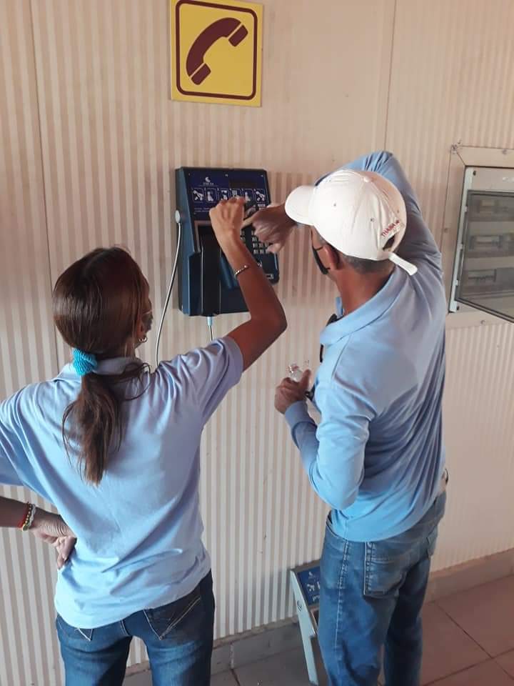 AilemaAbad's tweet photo. Nueva imagen de las públicas en la Terminal 3 del Aeropuerto José Martí ✈️ @EcasaHabana solo posible con la entrega de nuestros colegas de Telefonía Pública de @etecsadtsur @ETECSA_Cuba, #CTBoyeros #CubaVive. https://t.co/Ofat2AAQs1