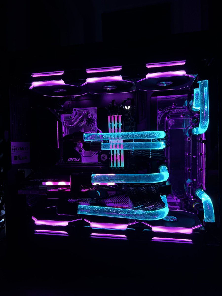 Noch nie gesehen sowas... Nie einen PC selbst gebaut, ein custom system wollen und...
<a href="/Hecler93/">Hecler93</a> baut sich das Ding einfach selbst... MSI Rtx 3080 Gaming X Trio auf Wasserblock umgerüstet und first try leakfrei mit Hardtubes gearbeitet...
Ryzen 9 5950X
MSI MPG X570S Carbon EK X