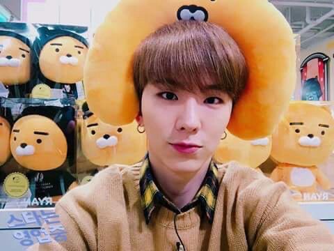 #kihyun #기현 <a href="/OfficialMonstaX/">몬스타엑스_MONSTA X</a> 

~🦈~

the behind:                             the selca: