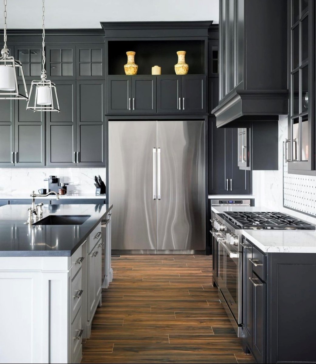 CrystoramaLight's tweet image. #DesignTip: Bringing dark colors into the kitchen can highlight the room and make the space a focal point in your home. Strategic placement and mood lighting can add a glow to dark spaces. 

Chandelier: @libbylangdon for Crystorama Sylvan Pendant
Design: @monarchandmaker
