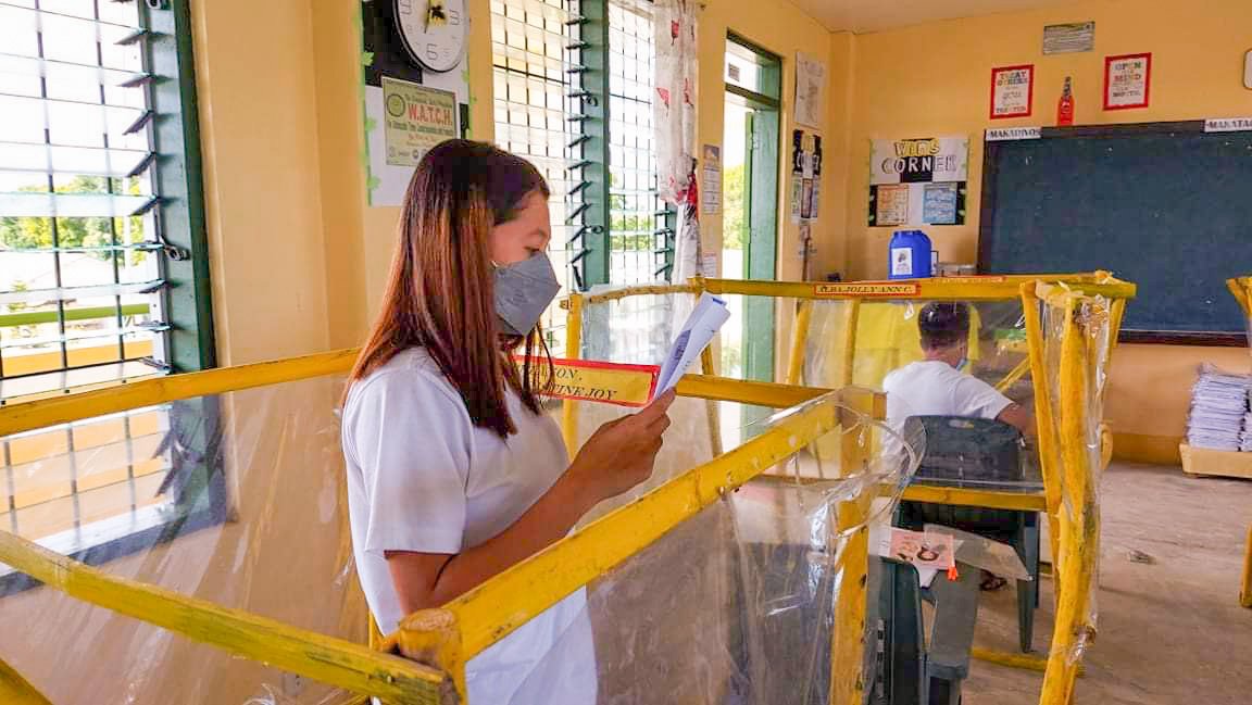 DepEd_PH's tweet photo. Nagbalik na sa kanilang silid-aralan ngayong unang araw ng pilot implementation ng face-to-face classes ang ilan sa mga Grade 11 at 12 learners ng Mary Perpetua E. Brioso National High School sa Tigbao, Milagros Masbate. https://t.co/Nszrrgzlgw