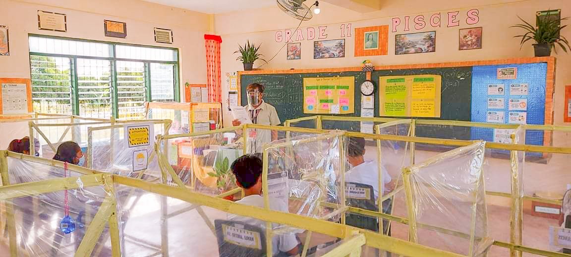 DepEd_PH's tweet photo. Nagbalik na sa kanilang silid-aralan ngayong unang araw ng pilot implementation ng face-to-face classes ang ilan sa mga Grade 11 at 12 learners ng Mary Perpetua E. Brioso National High School sa Tigbao, Milagros Masbate. https://t.co/Nszrrgzlgw