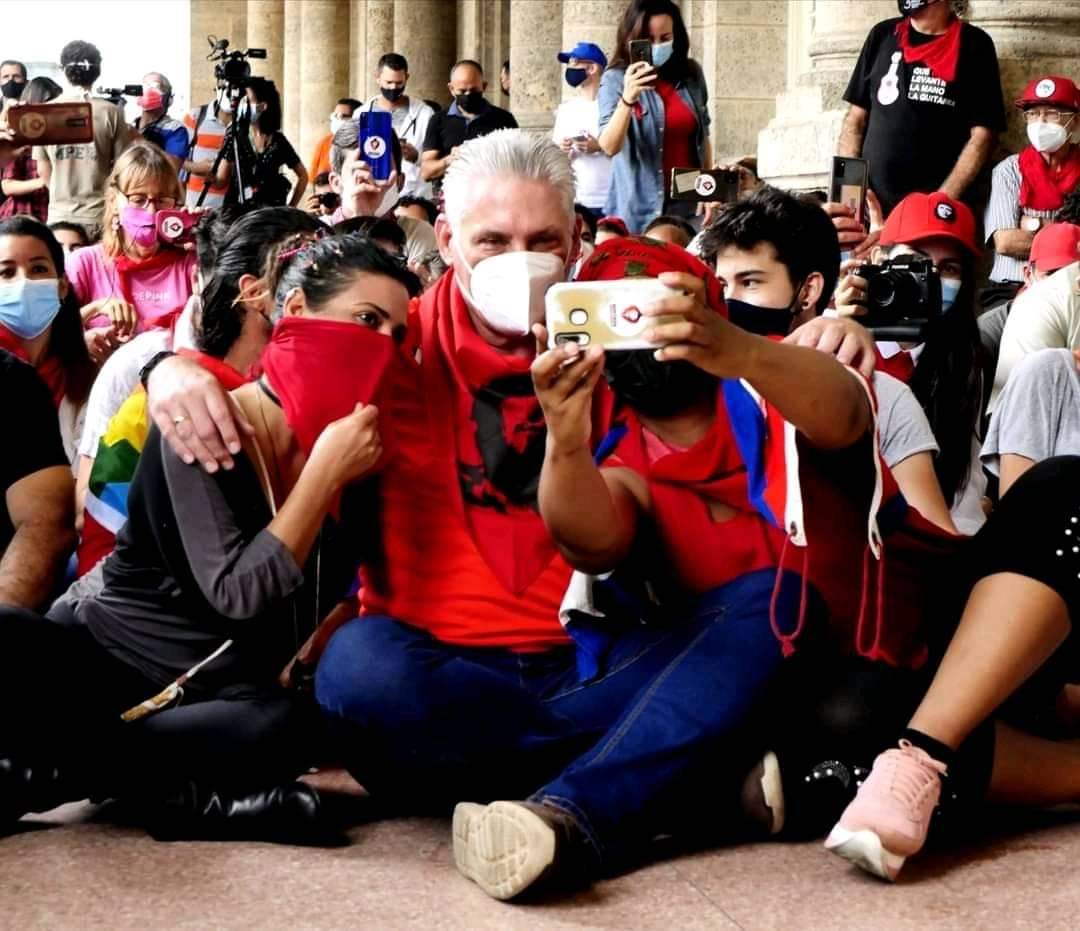 yosoycamilom's tweet photo. @DiazCanelB 💓 Un selfie 🤳 por la #RevoluciónCubana 🇨🇺 #Cuba 

👉 Una imagen llena de amor 💓 🇨🇺 #ACubaPonleCorazón 🇨🇺 🇨🇺

@anamarianpp @DrRobertoMOjeda @IsaGlezCmg @agnes_becerra @Humbert31411593 @FACSmirnov @PresidenciaCuba @leticiadeCuba @aparedesrebelde @GHNordelo5 https://t.co/RYkf30fQfL