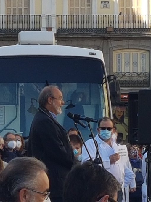 joaqmorera's tweet photo. Los sanitarios toleramos y aceptamos bien la responsabilidad y la presión derivada del acto médico, enfermero o administrativo. Pero no aceptamos la responsabilidad derivada de la incapacidad e ineficacia gestora, ni la derivada del absurdo e incoherente despropósito politico. https://t.co/EeJMF9Uhno