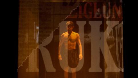 autenticoteatro's tweet photo. .@teatroQSF #Puñosdeharina MAGISTRAL @JesusTorresAct en sus 2 personajes,1 real #Rukeli (boxeador gitano asesinado x nazis cámara gas y al q le arrebataron título campeón x llorar emoción y restituido 70 años después) y 1 ficticio #Saul (gitano,homosexual años 80-90) q a través + https://t.co/IlbLq6Pq4T