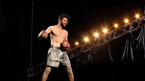 autenticoteatro's tweet photo. .@teatroQSF #Puñosdeharina MAGISTRAL @JesusTorresAct en sus 2 personajes,1 real #Rukeli (boxeador gitano asesinado x nazis cámara gas y al q le arrebataron título campeón x llorar emoción y restituido 70 años después) y 1 ficticio #Saul (gitano,homosexual años 80-90) q a través + https://t.co/IlbLq6Pq4T
