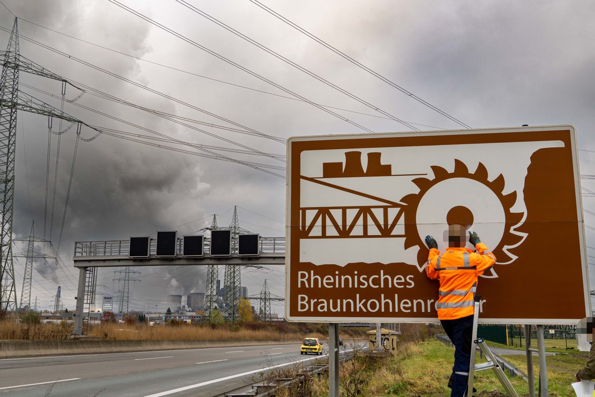 Sysneustart's tweet photo. RWE lackiert uns seit Jahrzehnten mittels Lobbyismus &amp; Hilfe der Politik.
Gestern haben wir gemeinsam mit @adbusting zur Dose gegriffen &amp; ein paar RWE Braunkohle Schilder lackiert.
Wir legen die Wahrheit mit Lack u Kreativität frei, denn die Zeit rennt!
#Klimakrise #Adbusting https://t.co/eLBlLVcQhx