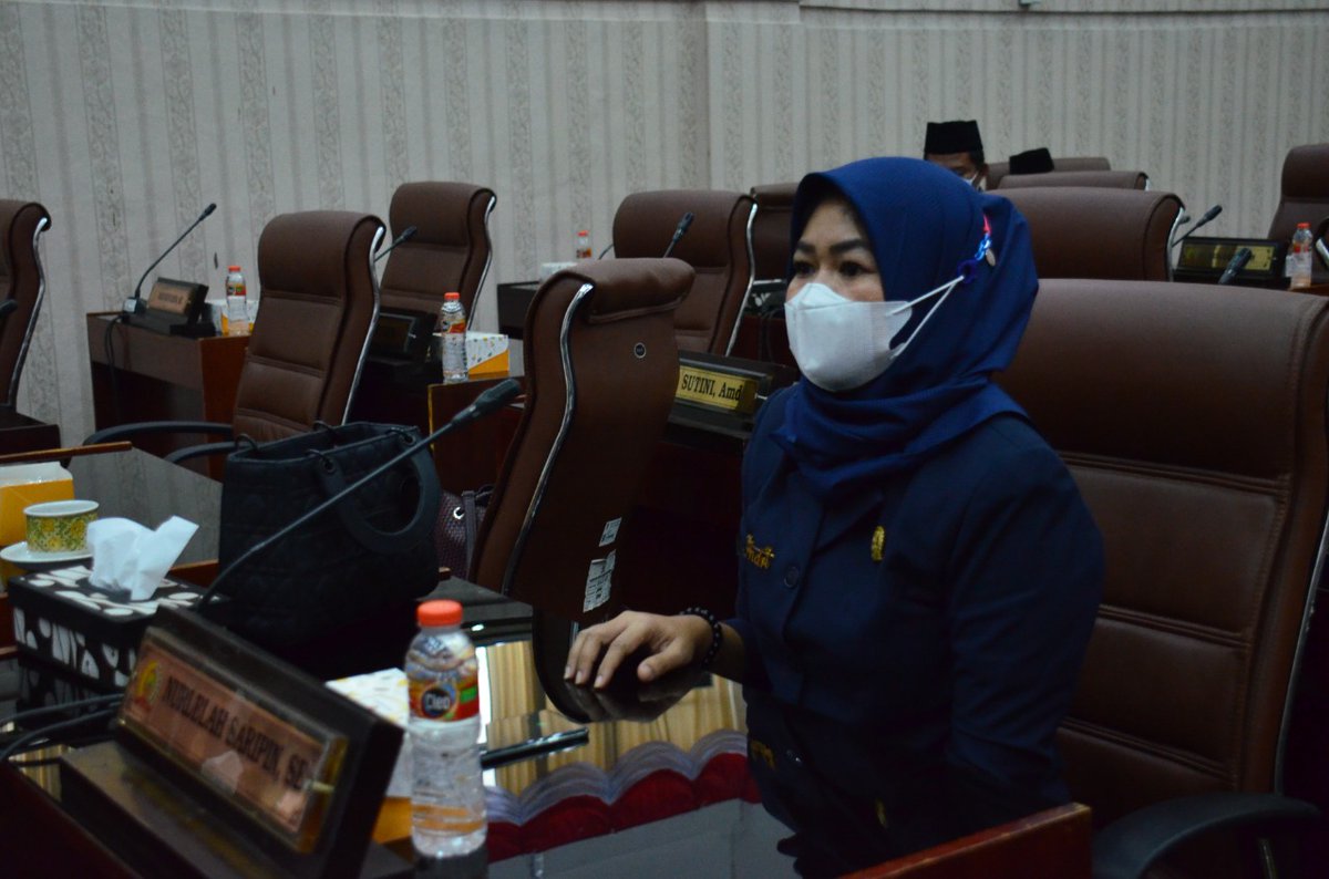 indrinull's tweet photo. 15.11.2021Paripurna,sayaAnggota dlm pansusRetribusiPengujianKenBermotor,salahsatu pasalygdirubah sesuaidg aturan diatasnya yaitudigantinya bukuujidgkartuUjiEl,ini memudahkanparapemilik,pengurusan Uji RanMor takusah menggunakan perantara/calo krnRetribusi nominalmurah,ingat yah!!! https://t.co/Q1HmKXE1VN