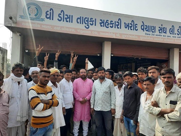 ShasikantPandya's tweet photo. પાછલા કેટલાય દિવસો થી ખાતર ની ખુબ અછત હતી જેની જાણ થતા જ ઉચ્ચ રજૂઆત કરી તાત્કાલિક ધોરણે ખાતર ની વ્યવસ્થાઓ કરાવી ને ખેડૂતો ના હિત મા ખાતર ની સરકારી ભાવ થી વેચાણ ની શરૂઆત કરાવી || https://t.co/MiLmRH3qb3