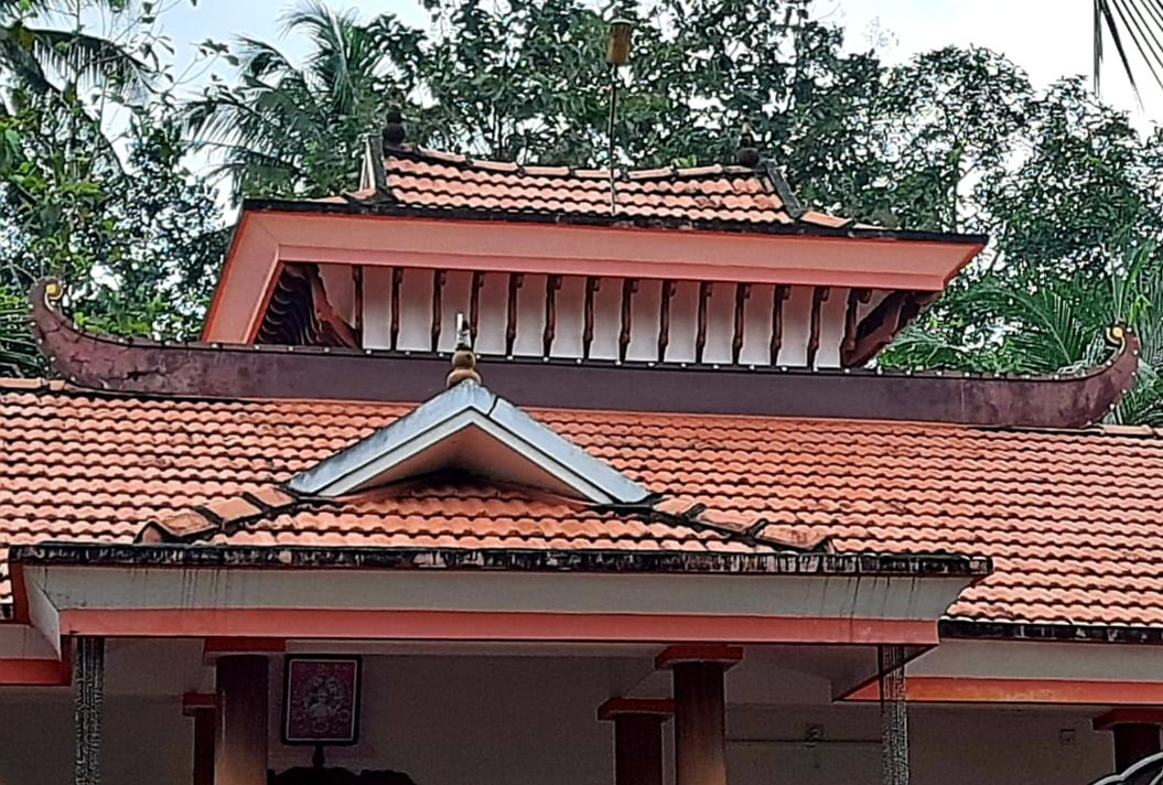 ThommenJose's tweet photo. Unseasonal downpours? Or the weak #Mullaperiyar dam? Malayalis have safety in the architecture 😑 
#keralarain #monsoon #boats https://t.co/JcRPHGAF7S