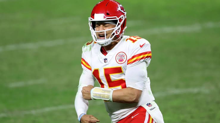 OverTimeSPT's tweet image. La noche de Patrick Mahomes

➤ 5 pases de TD.
➤ 406 yardas aéreas.
➤ 35/50 en pases completos.
➤ 0 intercepciones.
➤ Victoria 41-14.

#NFL #ChiefsKingdom