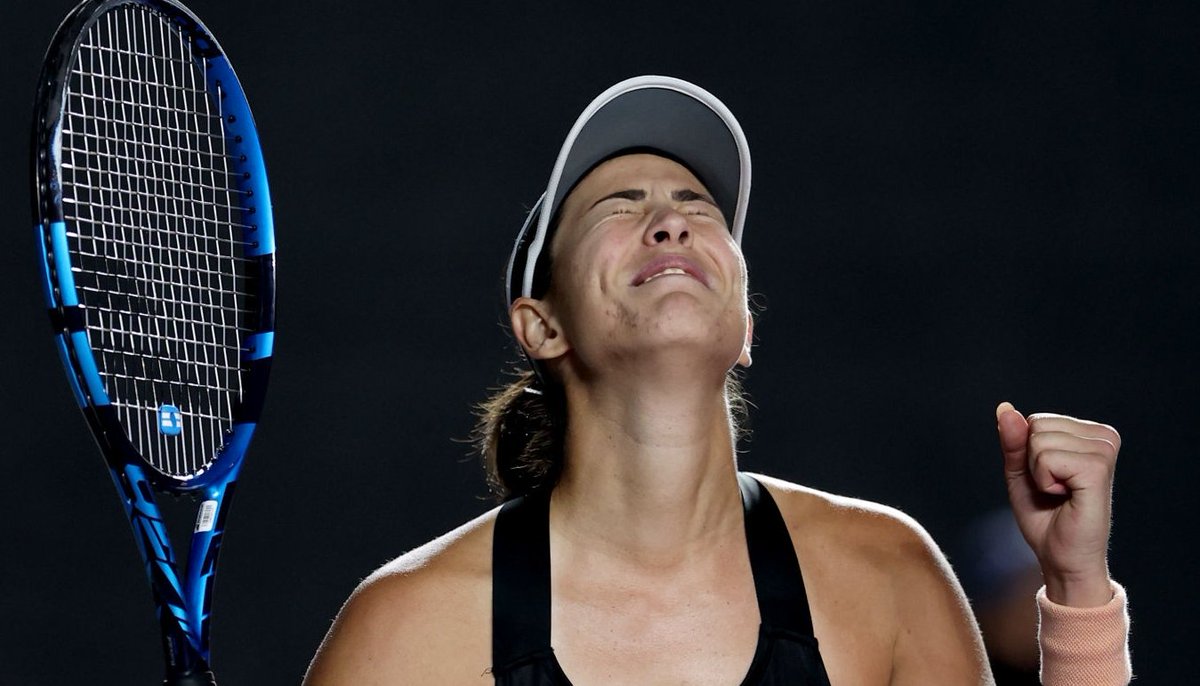 josemorgado's tweet photo. Former #1 Garbiñe Muguruza ends Anett Kontaveit's winning streak (12), beats the Estonian 6-4, 6-4 to qualify for the semifinals at the WTA Finals. A Spanish player confirmed... in the final in Guadalajara.

SFs almost set:

Badosa vs. Muguruza
Kontaveit vs. Sabalenka or Sakkari https://t.co/yI2t8zfRhS