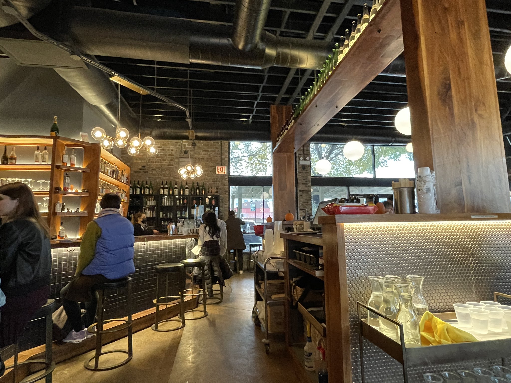 Chicago Booth Japan Official Ar Twitter シカゴのラーメン屋さん シカゴには美味しいラーメン屋さんも わさびラーメン は 車でダウンタウンから15分ほど 内装もおしゃれで 味はかなり本格的 日本のラーメンと遜色ありません 写真 慣れないアメリカ