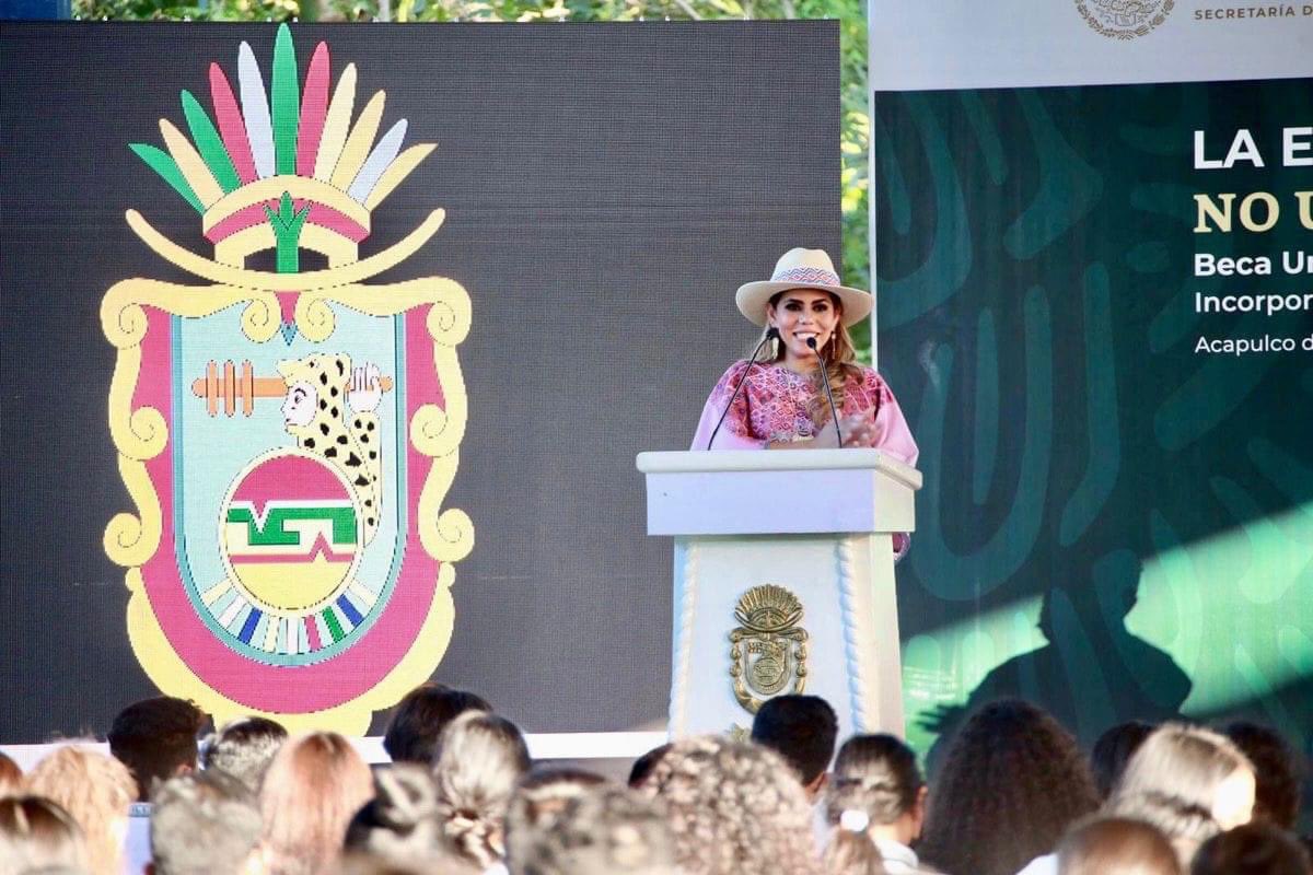 EvelynSalgadoP's tweet photo. La formación educativa de nuestras niñas, niños y jóvenes es prioridad en Guerrero. Junto al Gobierno Federal dimos arranque al programa “Apoyo para el Bienestar de Niñas y Niños Hijos de Madres Trabajadoras” además de la entrega de la Beca Universal “Benito Juárez”. https://t.co/xQ9LxW2CTd