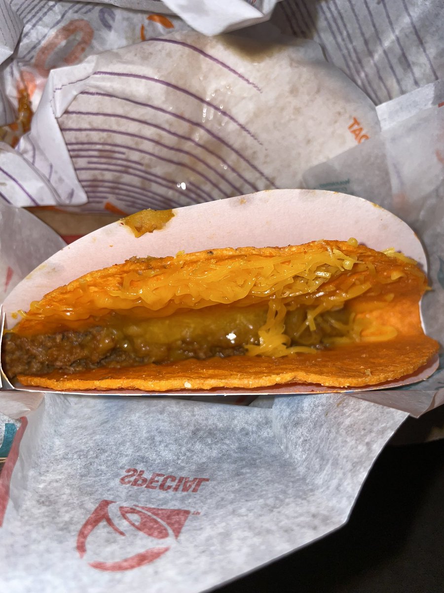 AedanMartin4's tweet photo. @tacobell got me all the way fucked up with this Doritos taco #throwitinthetrash https://t.co/rOi3sWtdgQ
