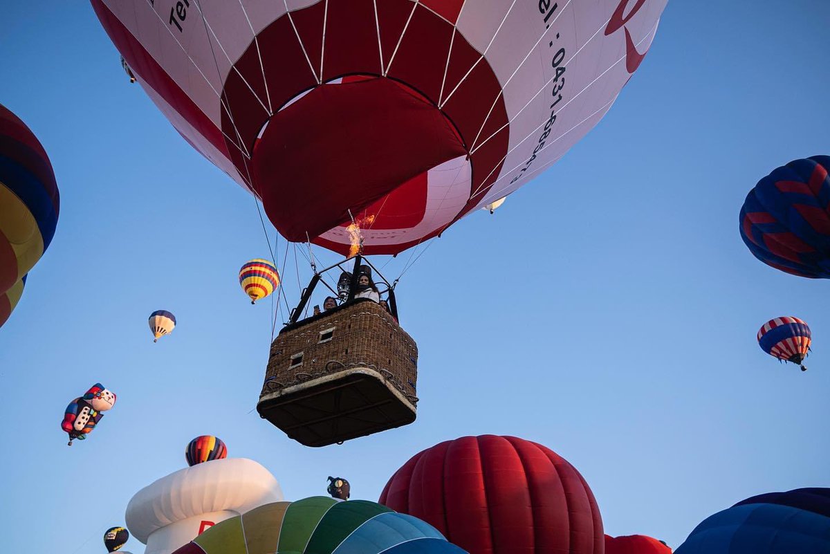 daviddelapaz's tweet photo. Miles de personas observan doscientos globos aerostáticos de más de 20 países que participaron en el tercer día de la 20 edición del @FIGLeon #FIGLeon2021, en #León, #Guanajuato, #México
@GobiernoGto @SECTUR_mx #ViveFIG https://t.co/u3W4UnSgWP