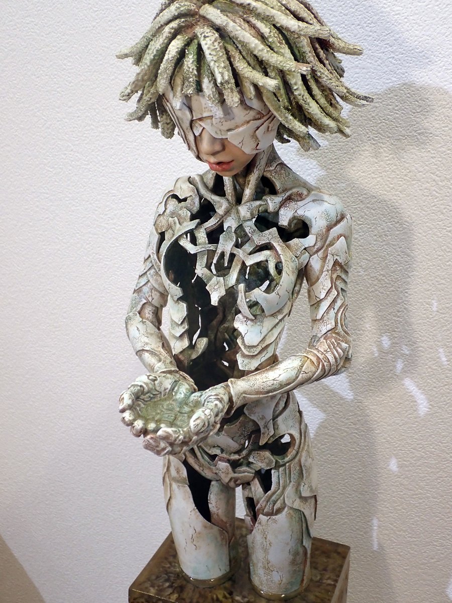 dolsballad's tweet photo. ぼらん・どぉるにいる作品をご紹介します。

加園誠　AQUA
澄んだ水に浸り、掬った水を飲もうと必死に舌を伸ばす退廃した虚空の身体を持つ少女。無機質な剥落する肉体と瑞々しい命への渇望が美しい物語の一場面のようです。
素材や価格などの詳細はこちらからご覧くださいhttps://t.co/9wdl8XvnLw https://t.co/NC8Zh5cGZe