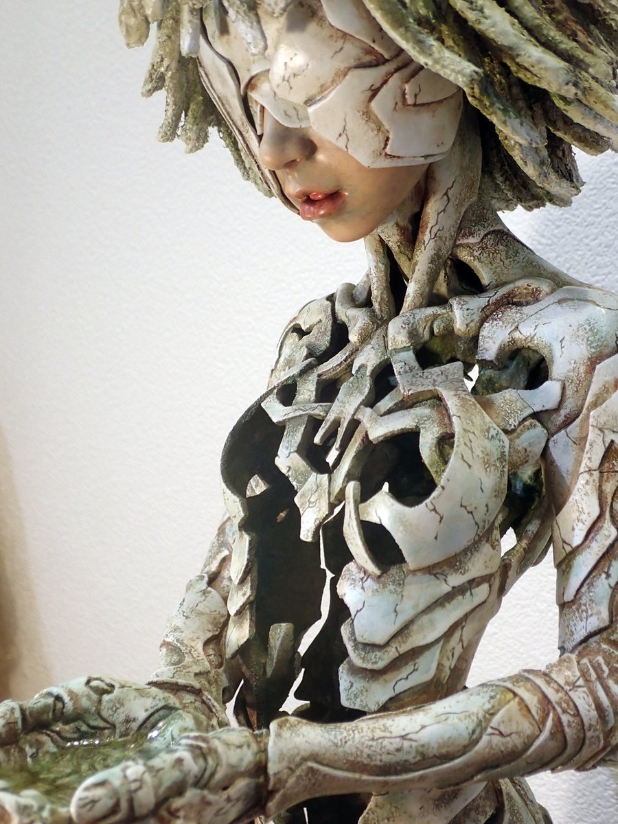 dolsballad's tweet photo. ぼらん・どぉるにいる作品をご紹介します。

加園誠　AQUA
澄んだ水に浸り、掬った水を飲もうと必死に舌を伸ばす退廃した虚空の身体を持つ少女。無機質な剥落する肉体と瑞々しい命への渇望が美しい物語の一場面のようです。
素材や価格などの詳細はこちらからご覧くださいhttps://t.co/9wdl8XvnLw https://t.co/NC8Zh5cGZe