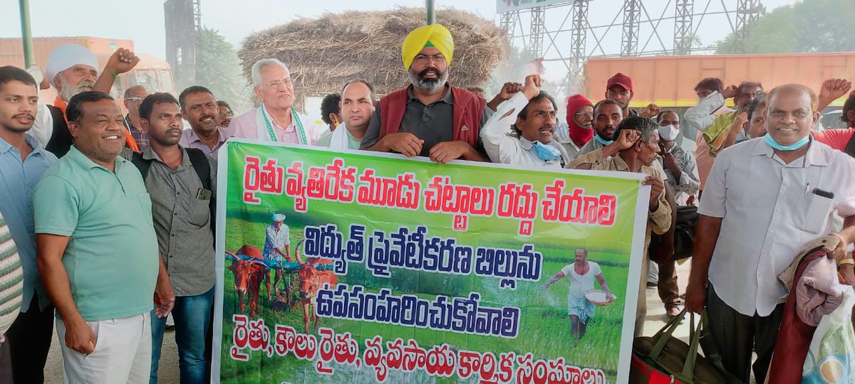 rajmorcha's tweet photo. Farmers from andhra pradesh visited shahjahanpur morcha.
#Farmersprotest is not limited to North India.
We are witnessing new agricultural revolution of our country and farmers of india are united against these farm trade laws and demand MSP.
#JusticeForLakhimpurFarmers https://t.co/WFpgeFSsQf