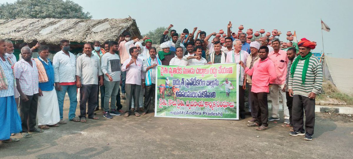 rajmorcha's tweet photo. Farmers from andhra pradesh visited shahjahanpur morcha.
#Farmersprotest is not limited to North India.
We are witnessing new agricultural revolution of our country and farmers of india are united against these farm trade laws and demand MSP.
#JusticeForLakhimpurFarmers https://t.co/WFpgeFSsQf