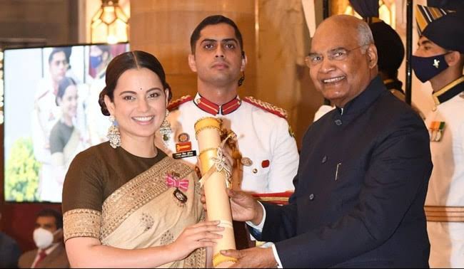 RYPofficial's tweet photo. क्या किसी को #PadmaAwards इसीलिए दिया जाता है कि वो पुरस्कार मिलने के बाद देश की आज़ादी में बलिदान देने वालों का अपमान करें... उसे भीख कहे ?
इनकी इस बात के उतने ही जिम्मेदार वो लोग भी है जो वहाँ पर suit-boot में बैठे इस बात पर ताली बजा रहे है। https://t.co/G6FFKEsPOP