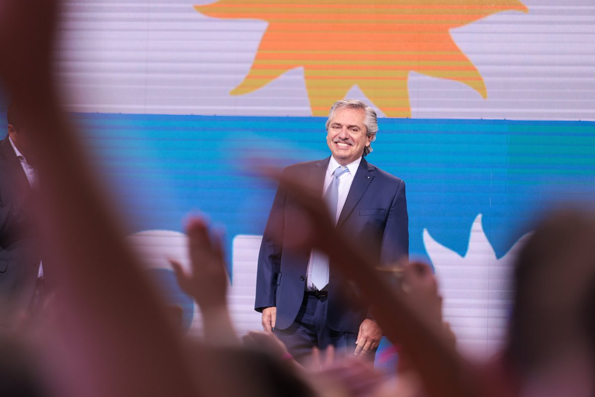 El presidente <a href="/alferdez/">Alberto Fernández</a> asistió esta noche al búnker del <a href="/frentedetodos/">Dennis</a> tras la publicación de los primeros resultados de las elecciones legislativas 2021.