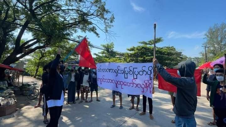 aichi_pumpkin's tweet photo. This morning, an anti-coup guerrilla strike was held in NorthDagon, #Yangoon, led by the All Burma Federation of Students' Unions, which is part of the GSC.

#HelpMyanmarIDPs 
#Nov15Coup
#WhatsHappeningInMyanmar https://t.co/CPJre4TU03