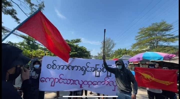 aichi_pumpkin's tweet photo. This morning, an anti-coup guerrilla strike was held in NorthDagon, #Yangoon, led by the All Burma Federation of Students' Unions, which is part of the GSC.

#HelpMyanmarIDPs 
#Nov15Coup
#WhatsHappeningInMyanmar https://t.co/CPJre4TU03