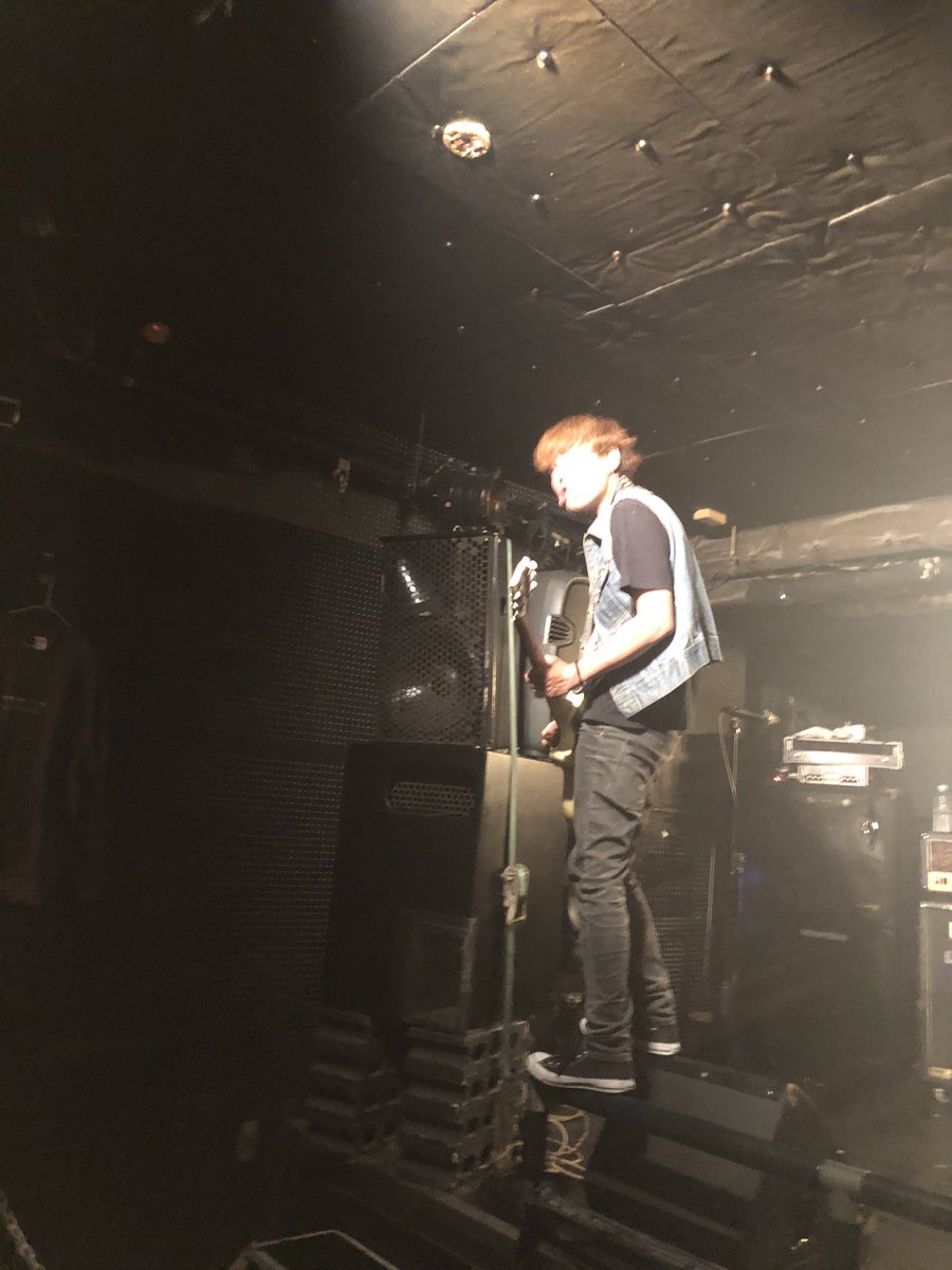 take365hardcore's tweet photo. 昨日Juntaさんが何回も横の壁に駆け上がっててそのままギター抱えたまたパルクールみたいに1回転するんじゃないかなと思ったw 衝動を行動にを実践してますね。ナイスパンク🙌#stud045 https://t.co/xBvwI2NhOg