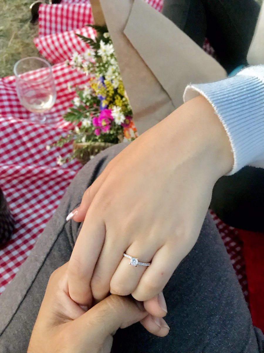 oyesebastian's tweet photo. She said ¡YES! 💍❤️‍🔥👩🏼‍❤️‍💋‍👨🏻 https://t.co/aAcadWgsyt