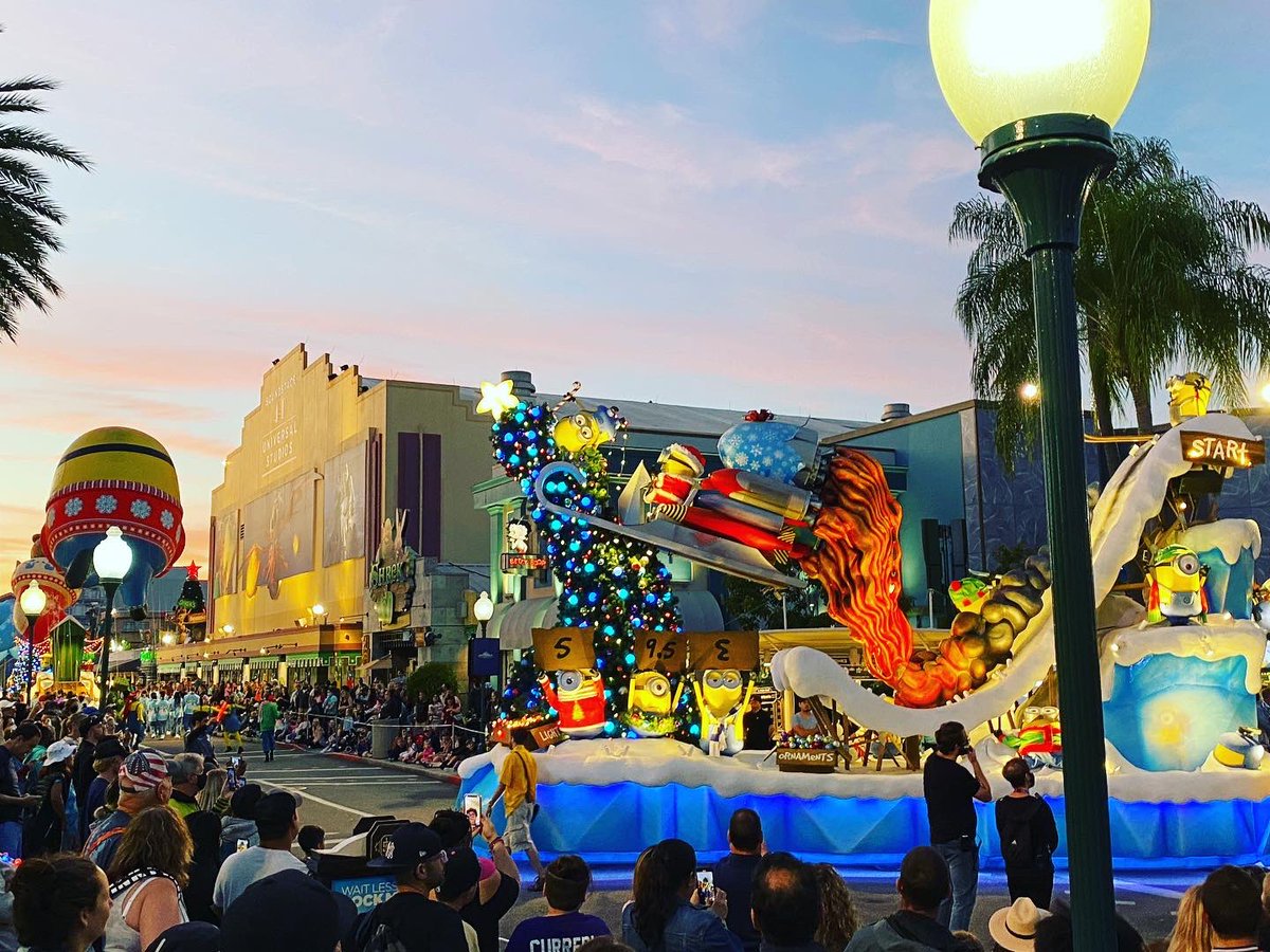 Eddytainment1's tweet photo. Some of the #paradefloats this evening at @UniversalORL #holiday #parade . This is definitely a sight to see. #Christmas #Christmas2021 #christmasparade #holidayseason #TisTheSeason https://t.co/7ucjATkVe1