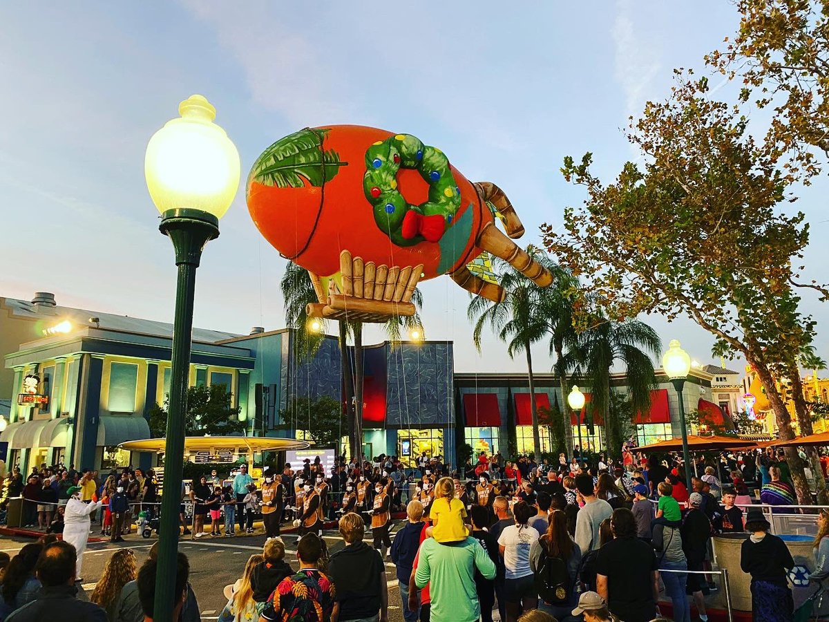 Eddytainment1's tweet photo. Some of the #paradefloats this evening at @UniversalORL #holiday #parade . This is definitely a sight to see. #Christmas #Christmas2021 #christmasparade #holidayseason #TisTheSeason https://t.co/7ucjATkVe1