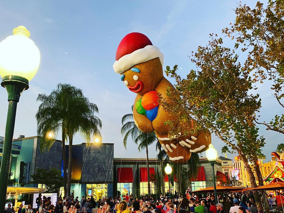 Eddytainment1's tweet photo. Some of the #paradefloats this evening at @UniversalORL #holiday #parade . This is definitely a sight to see. #Christmas #Christmas2021 #christmasparade #holidayseason #TisTheSeason https://t.co/7ucjATkVe1