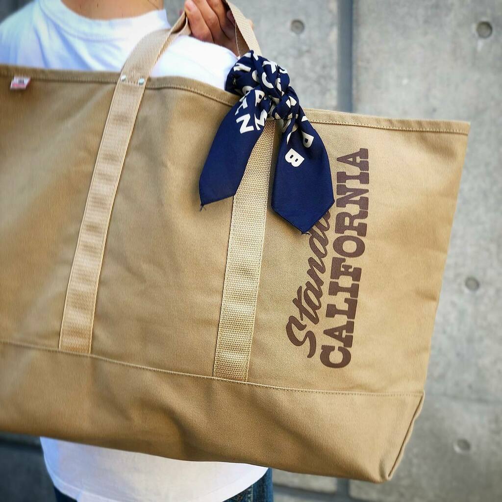 STANDARDCAL's tweet photo. 大きめトートバッグにCALIFOLKS Bandanaをアクセントに。

#standardcalifornia #スタンダードカリフォルニア #califolks #bandana #バンダナ
#california #カリフォルニア #komy #komyart #madeinusa 
#totebag  #トートバッグ
#internationalshipping  #overseasshipping https://t.co/LcX6zJUn2w