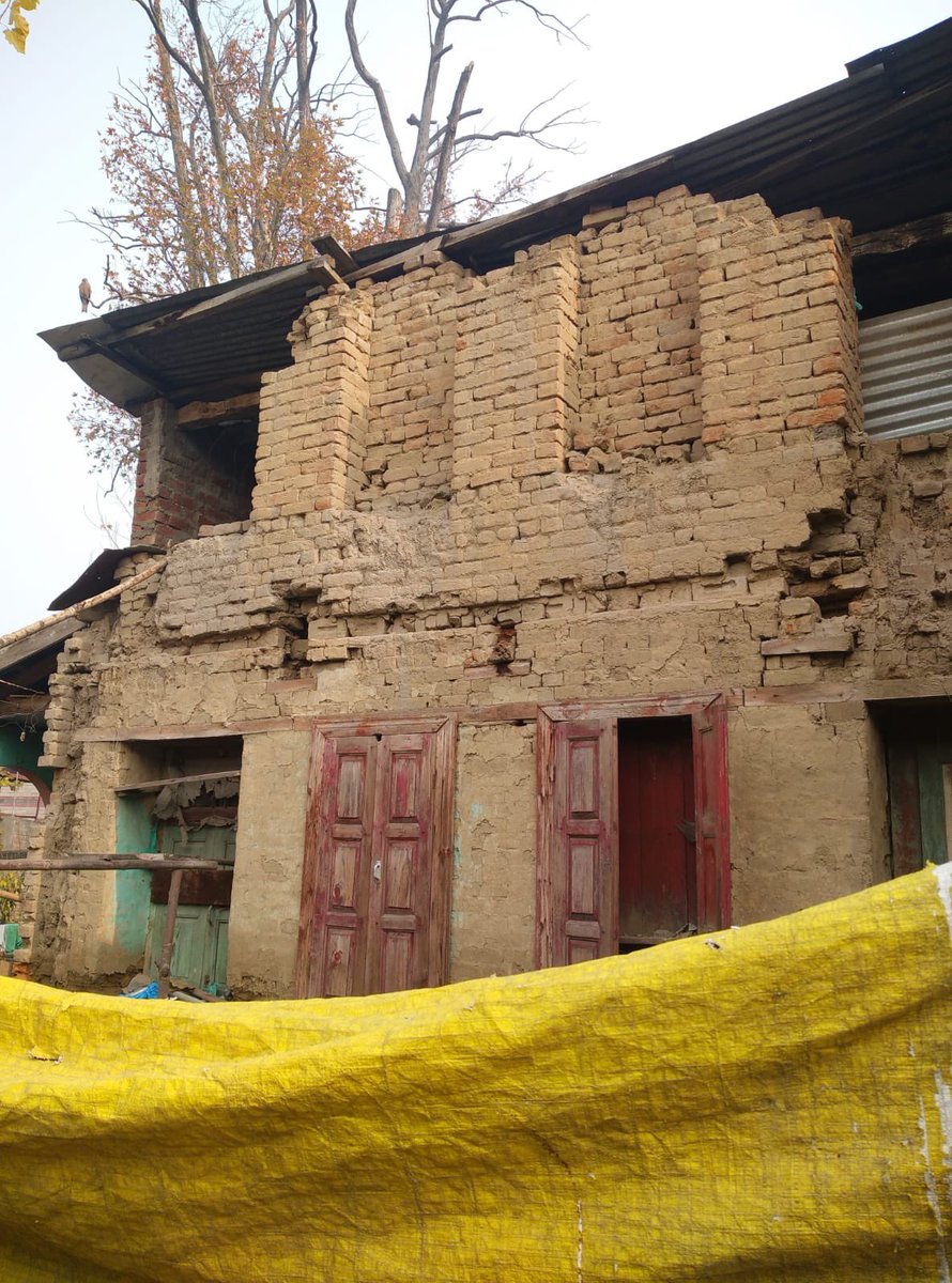 DrSuneem's tweet photo. <<PERSONALLY VERIFIED>> #SOS

Family of Qayoom at Shahzadpora, Dangerpora (Teh. B K Pora), Budgam needs urgent helping hand to repair his house so that he can save his young family from biting cold. 

Good Samaritans are requested to contact the family on:

+919682353006 (Danish) https://t.co/MiqRxKu9TA