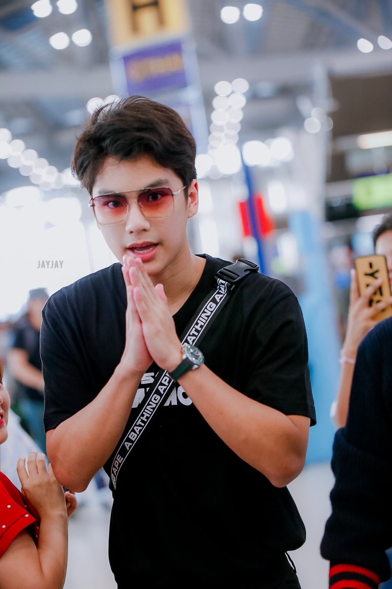 dailyohmpawat's tweet photo. #ohmpawat #ยิ้ม5พันของโอมภวัต https://t.co/IErtvoekCi