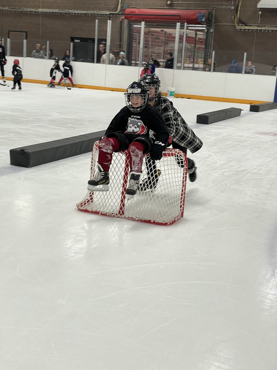 SC_Crush_GHky's tweet photo. Crush players Katherine Bell, Liz Bell,  @jennaamundsonnn @whotfisValerie @evagay44 volunteering during @HuskyPupsHockey today! Love seeing the girls give back to the great game of hockey! #letsgocrush #rolemodels https://t.co/qZFV5jcYRu
