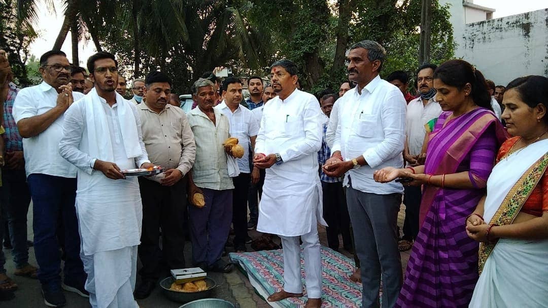 bhikhubhai_ahir's tweet photo. 14/11/2021 ના દિવસે ખેરગામ તાલુકા ના ખેરગામ જીલ્લા પંચાયત ના મત વિસ્તારમાં મા 2 કરોડ 1 લાખ અને આછવણી જીલ્લા પંચાયત મત વિસ્તારમાં 1 કરોડ 51 લાખ રૂપિયાના રોડ અને આંગણવાડી જેવા કામોનુ ખાતમુહુર્ત માનનીય કેબિનેટ મંત્રી શ્રીનરેશભાઈ પટેલ સાહેબના વરદ હસ્તે કરવામાં આવ્યા 
@NareshPatelBJP https://t.co/iuFzaUwxF7