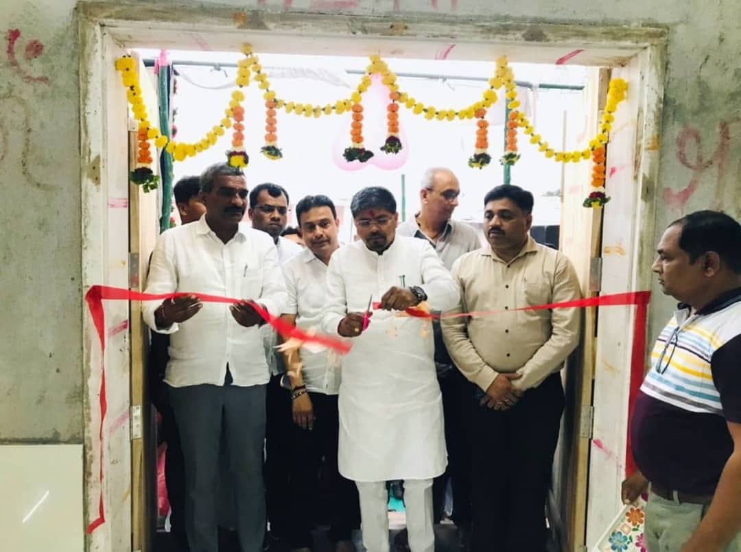 bhikhubhai_ahir's tweet photo. 14/11/2021 ના દિવસે ખેરગામ તાલુકા ના ખેરગામ જીલ્લા પંચાયત ના મત વિસ્તારમાં મા 2 કરોડ 1 લાખ અને આછવણી જીલ્લા પંચાયત મત વિસ્તારમાં 1 કરોડ 51 લાખ રૂપિયાના રોડ અને આંગણવાડી જેવા કામોનુ ખાતમુહુર્ત માનનીય કેબિનેટ મંત્રી શ્રીનરેશભાઈ પટેલ સાહેબના વરદ હસ્તે કરવામાં આવ્યા 
@NareshPatelBJP https://t.co/iuFzaUwxF7