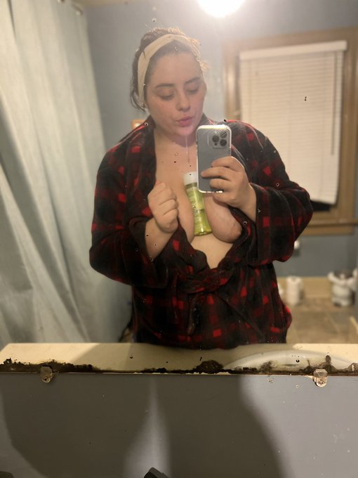 New vid on my OF   https://t.co/11j77EfF2m   Click to see where that bottle ends up ;) https://t.co/<a href="/tag/cumtax"class="tags"><span>#cumtax</span></a><a href="/tag/rtgame"class="tags"><span>#rtgame</span></a>