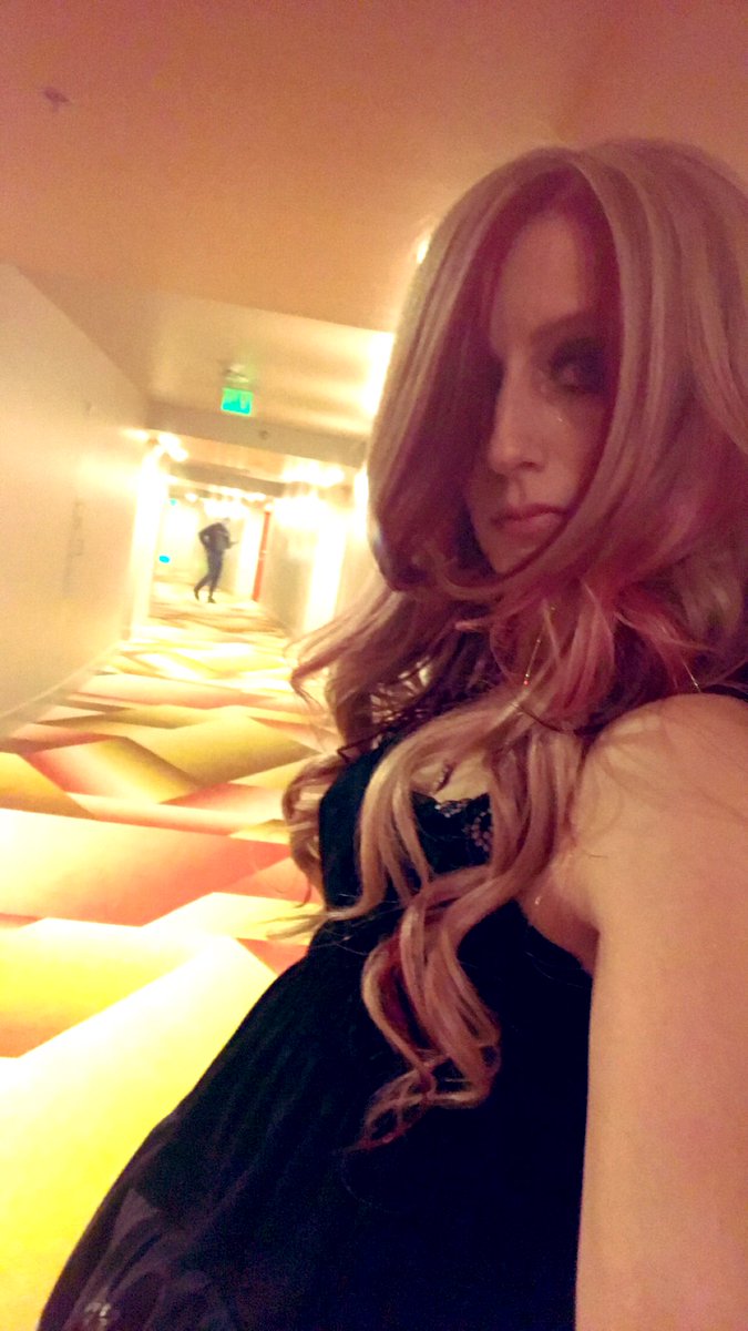tooomuchmascara's tweet photo. Waiting for my hot date @porterrobinson #porterrobinsonlasvegas #nurturealbum #somethingcomforting #lookatmybutt https://t.co/egTJ7e6bLU