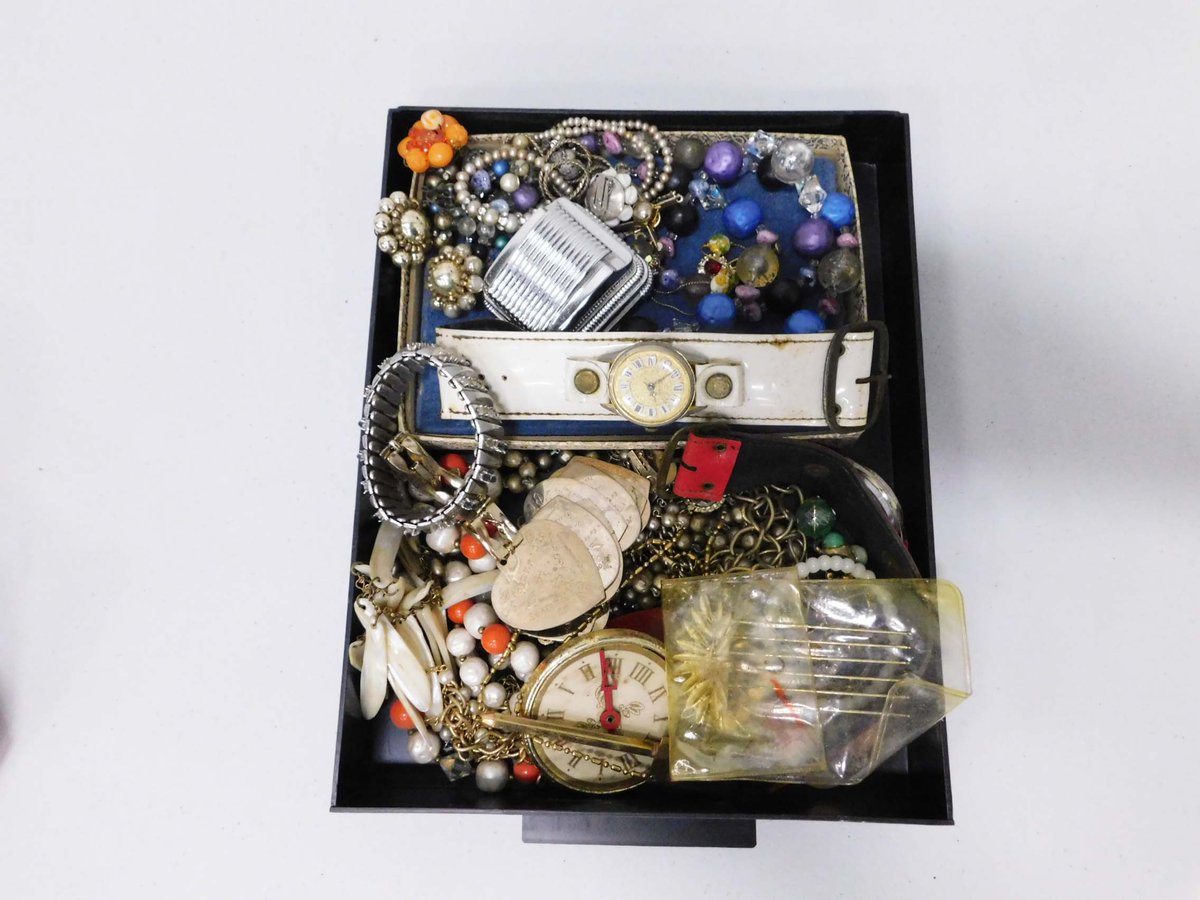 DenotterAuction's tweet photo. Lots of Vintage Costume Jewelry on our auction ending tomorrow.  https://t.co/va5WhfOrbi

#vintagecostumejewelry #vintagejewelry #estatejewelry #jewelryjars #bluebox #blueboxes https://t.co/A1SyI30qtf