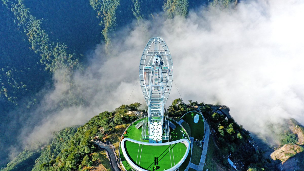 EDNewsChina's tweet photo. #CEStyle In Xianju, east #China’s Zhejiang Province, the Nantianding #glass viewing tower hidden in the sea of clouds is like a #fairyland. The viewing tower is located on the cliffs at an altitude of 869 meters and suspended in the air for 400 meters https://t.co/tP1hbevUp8