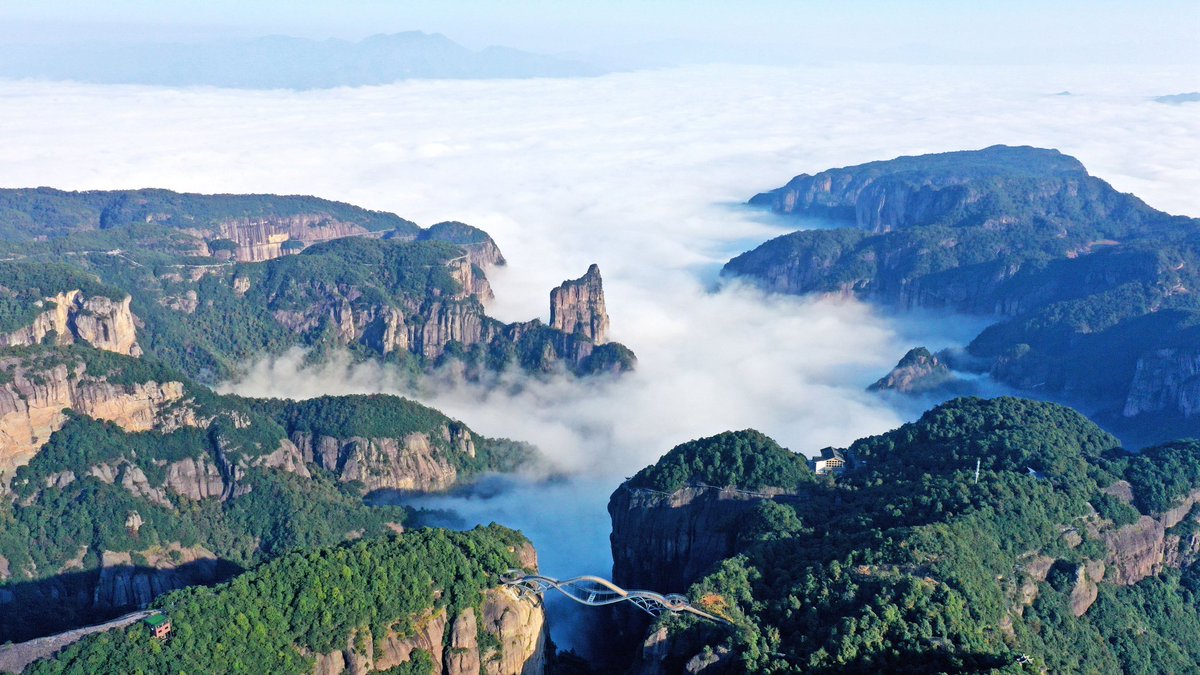 EDNewsChina's tweet photo. #CEStyle In Xianju, east #China’s Zhejiang Province, the Nantianding #glass viewing tower hidden in the sea of clouds is like a #fairyland. The viewing tower is located on the cliffs at an altitude of 869 meters and suspended in the air for 400 meters https://t.co/tP1hbevUp8