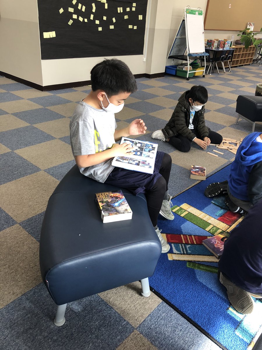 Thinking, Collaborating, Discovering and Acquiring knowledge in different ways in the SIS ES Library.@SeoulSchool #libraries
