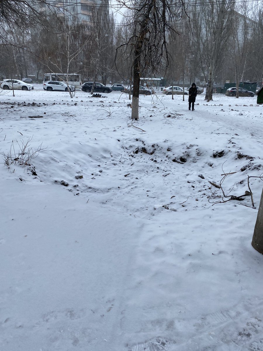 KonradRay's tweet photo. @promadm @Teploenergy63 между Зои Космодемьянской 13 и 17. Трудно было закопать хотя бы до конца? Никто ещё сюда не падал? https://t.co/fDiJkXvA9N