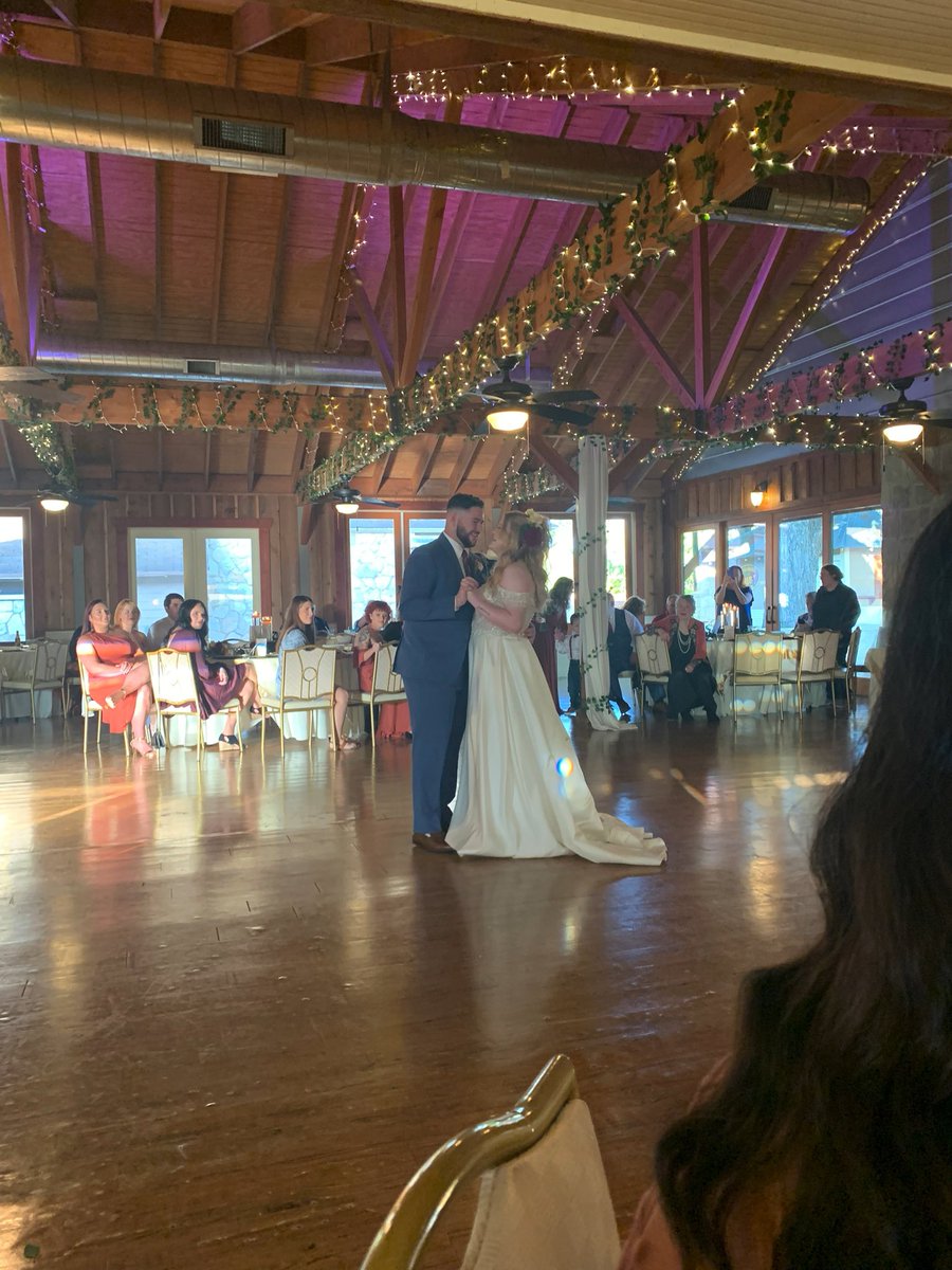 englishmaddie8's tweet photo. Look at this husband and wife 🥺🥺 @Musicbabeeeee @Robbie_1365 https://t.co/Kbw7wpwM7j