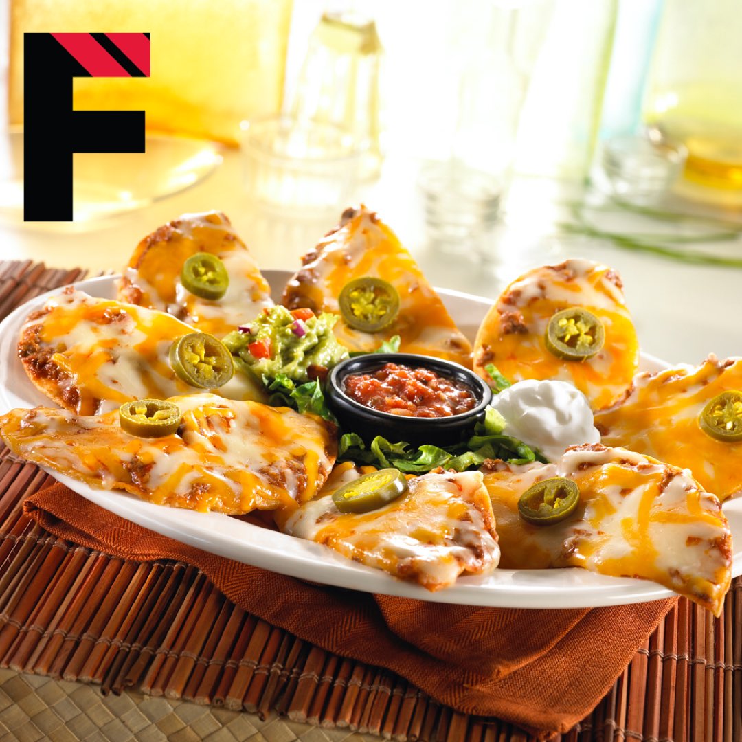 tgifturkiye's tweet photo. Rüyasında Nachos görenlere gelsin😅🥰Tostado Nachos🔥🥑🌶🧀
Gevrek Nachos'lar iki kez fırınlanmış fasulye,baharatlı dana kıyma ve eritilmiş peynir ile doldurulur.Salsa, ekşi krema,avokado sosu ve üzerinde acılı jalapeno ile…
#TGIFridays #ÖğlenYemeği #AkşamYemeği #NeYesek https://t.co/daQ8t5vRiT