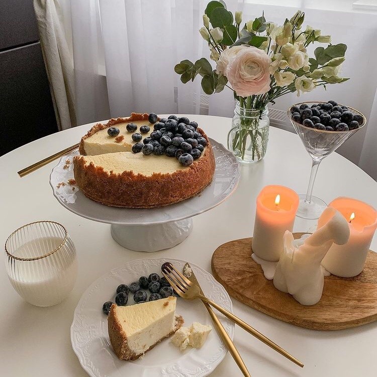 VELUD0CAFE's tweet photo. to : ̗̀➛ @Pb_pheebz

from : ̗̀➛ Hisoka Mikage

note
╰┈➤ Hey, someone told me you liked cheesecakes... I tried my best making this for you. I hope they're not wrong. Remember to take a break from school work and don't stress. Try sleeping more...if that helps. https://t.co/PY7Et0giYV
